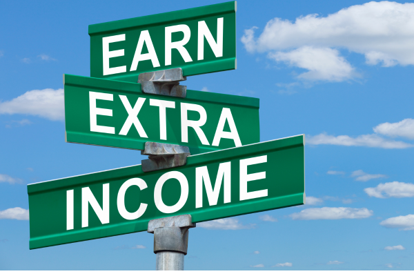 A street sign that says "Earn Extra Income" promotes the benefit of becoming a homesharing host in Canada by renting out a spare room